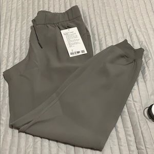 Lululemon’s On the Fly Jogger size 6